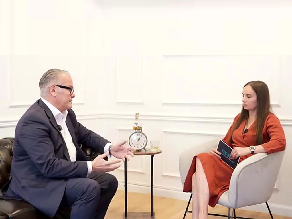 Patxi Asensio y Elvira G. durante una conversación sobre valoración de activos.